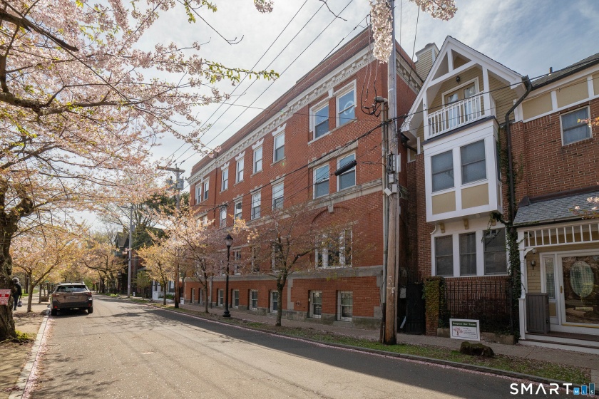 8 Hughes, New Haven, 06511, 2 Bedrooms Bedrooms, 0 ,2 BathroomsBathrooms,Condo/co-op For Sale,For Sale,Hughes,0,24170900